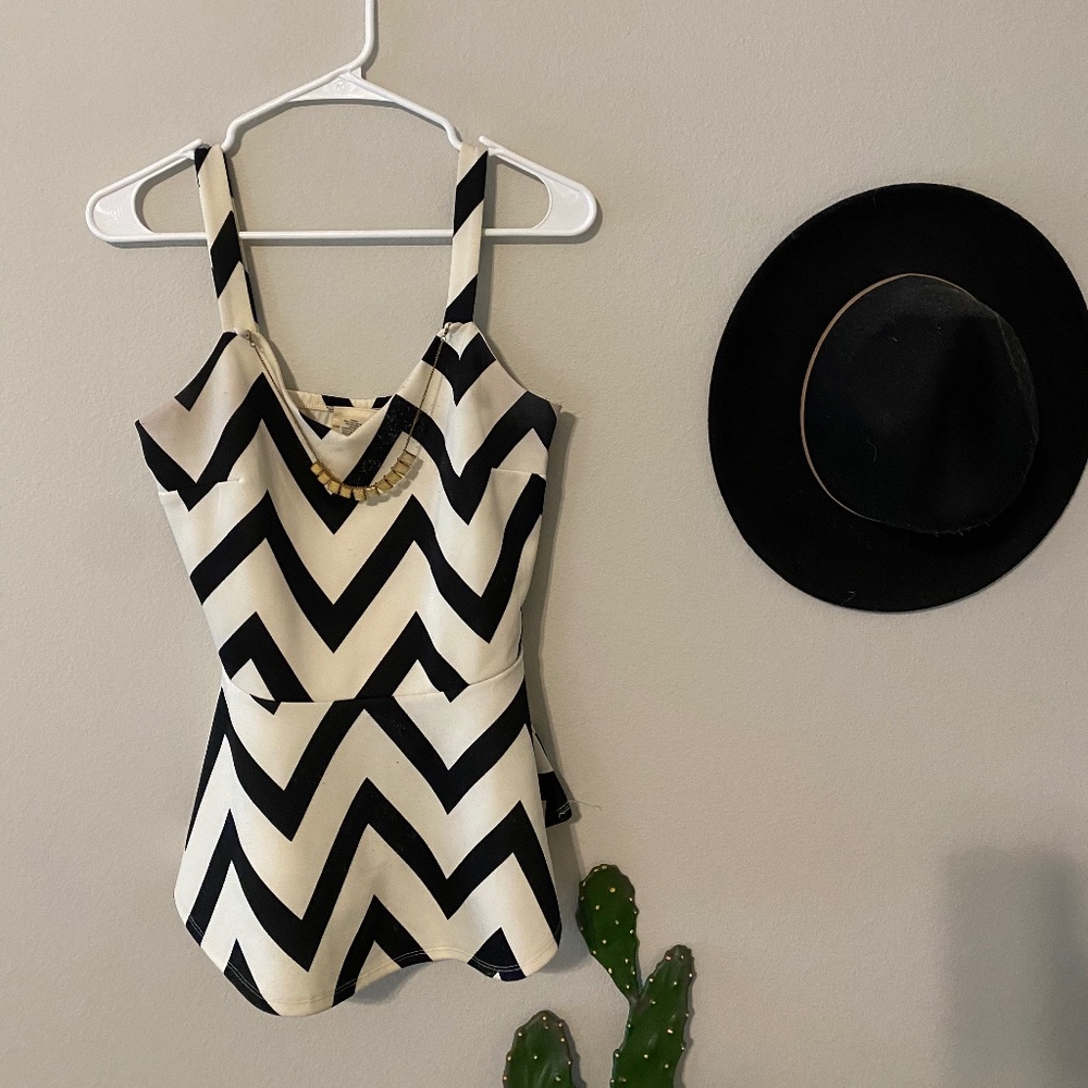 Tank with built in necklace M